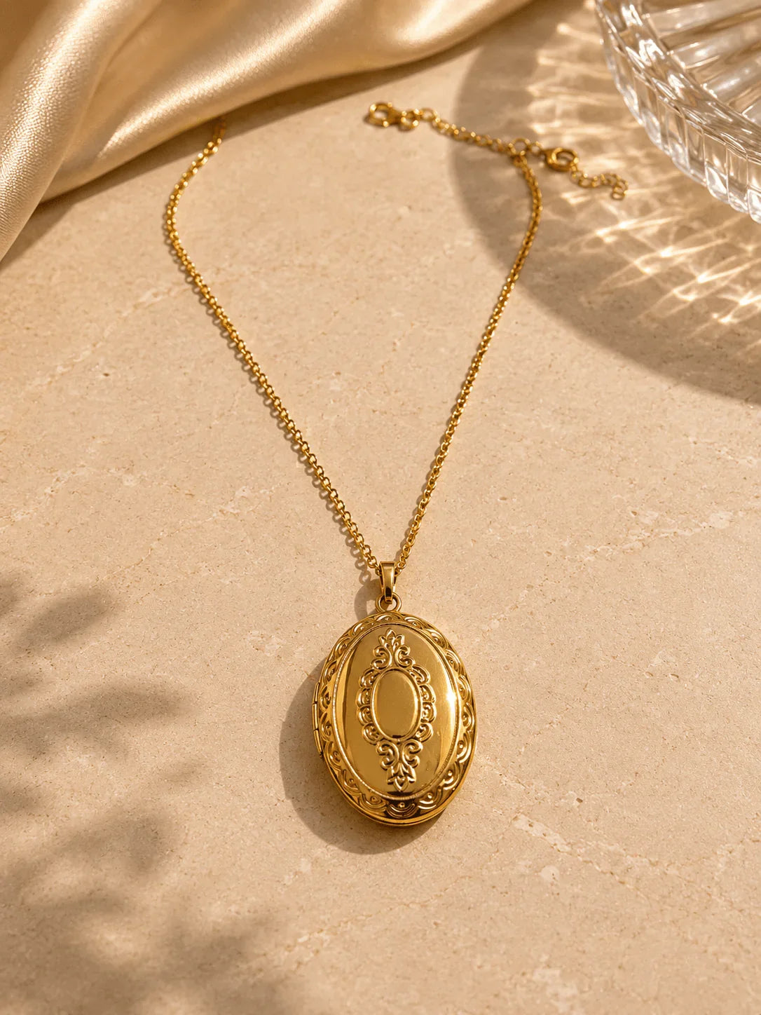 Vintage Mirror Locket Necklace – 18K Gold Plated Oval Photo Pendant Necklace for Women - Zoene Jewels